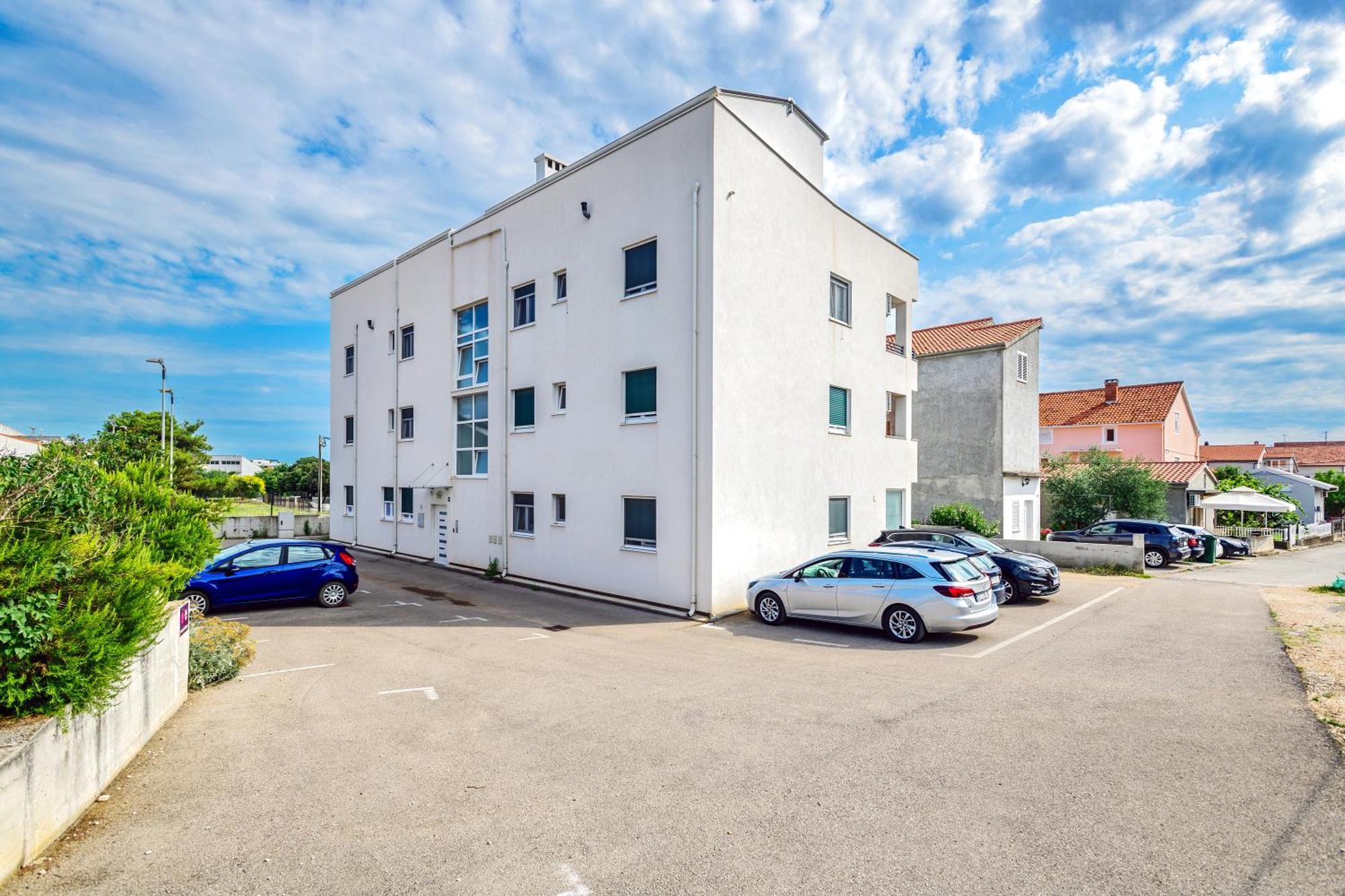 Modern In Peaceful Area - Apartman